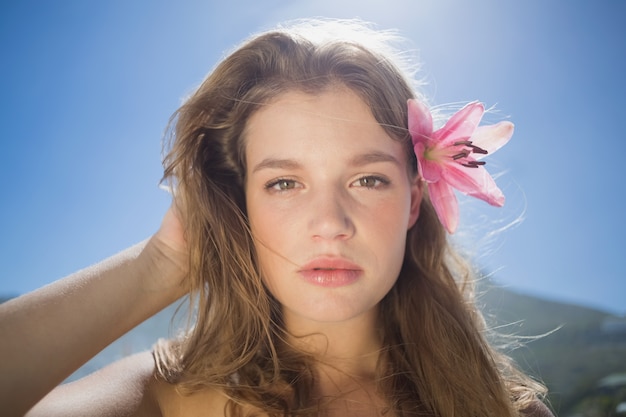 Mooi blonde met de toebehoren van het bloemhaar op het strand