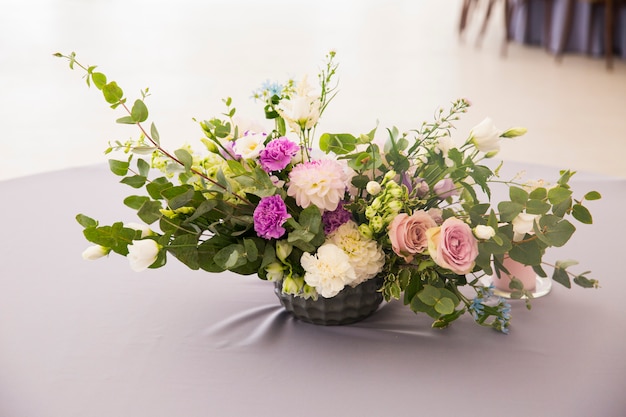 Mooi boeket bloemen op de tafel. Decoraties voor bruiloft