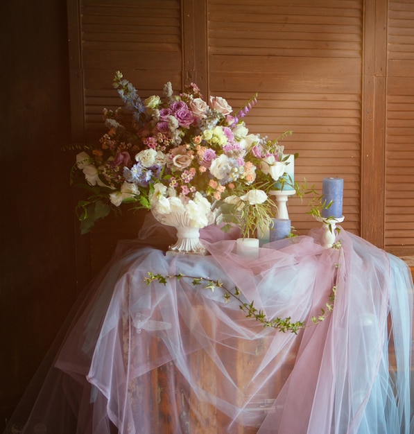 Mooi boeket bloemen op een tafel