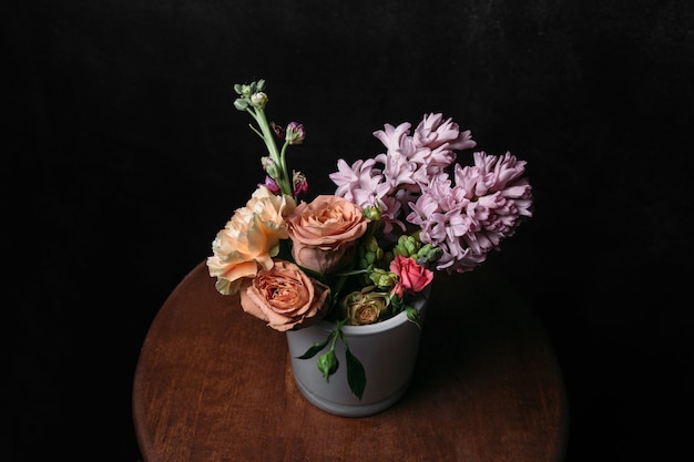 Mooi boeket bloemen op zwarte achtergrond