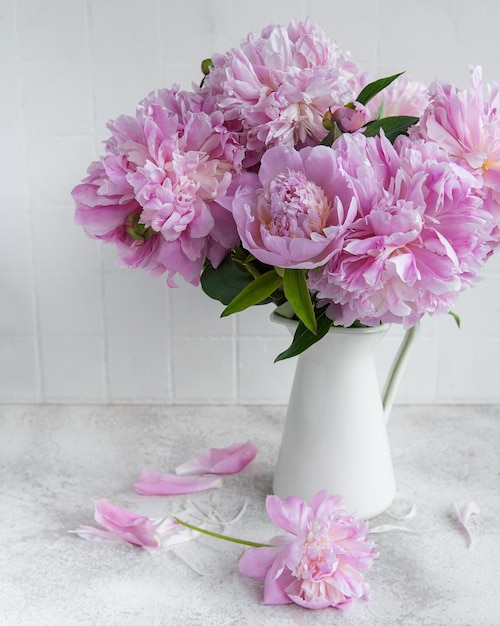 Mooi boeket bloemen witte en roze pioenrozenxA