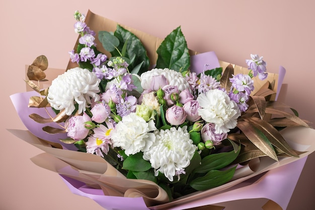 Mooi boeket met chrysanten rozen anjers op kleur achtergrond