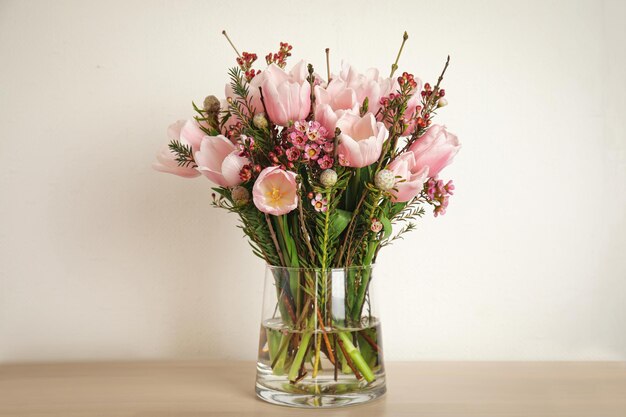 Mooi boeket met lente roze tulpen op tafel