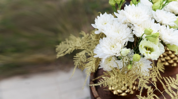 Mooi boeket met witte bloemen