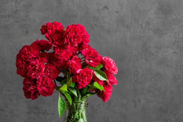 Mooi boeket rode rozen bloemen.