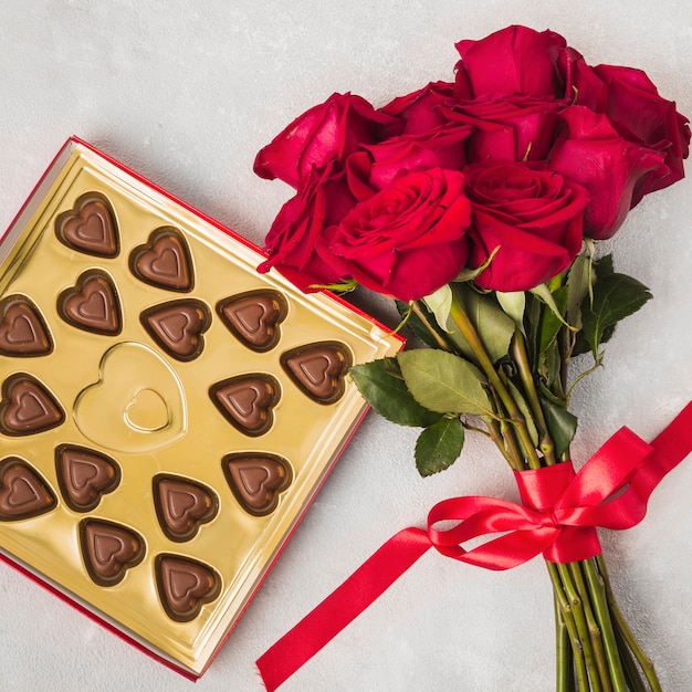 Foto mooi boeket rozen en lekkere chocolade