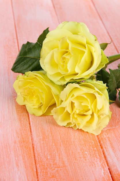 Foto mooi boeket rozen op tafel close-up