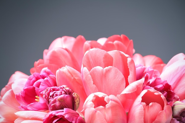 Mooi boeket tulpen op grijze achtergrond close-up