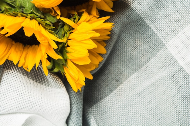 Mooi boeket van authentieke gele zonnebloemen op grijze geruite close-up weergave
