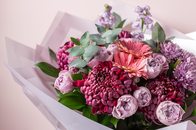 Mooi boeket van gemengde bloemen op kleur achtergrond creatieve bloemen en floristische ontwerpideeën