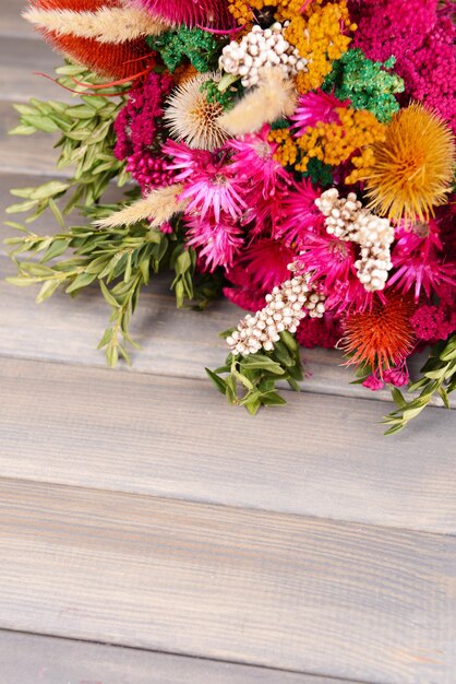 Foto mooi boeket van heldere bloemen op houten achtergrond