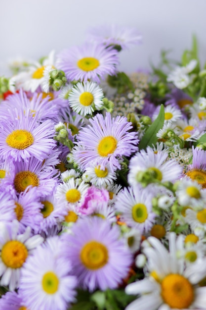 Mooi boeket van heldere wilde bloemen Lente kleurrijke bloemen op een lichte achtergrond close-up