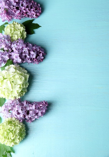 Mooi boeket van Lentebloemen op een houten achtergrond kleur