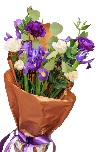 Mooi boeket van paarse en witte bloemen met inpakpapier en linten op een witte geïsoleerde achtergrond