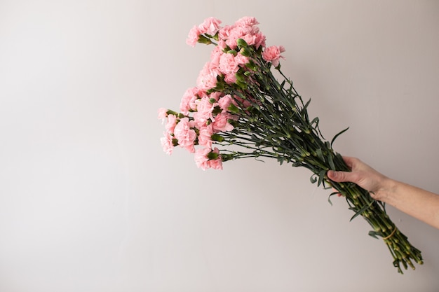 Mooi boeket van prachtige bloemen. Het werk van de bloemist. Bloemen levering.