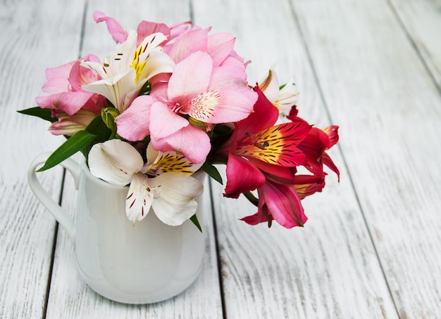 Mooi boeket van roze alstroemeria