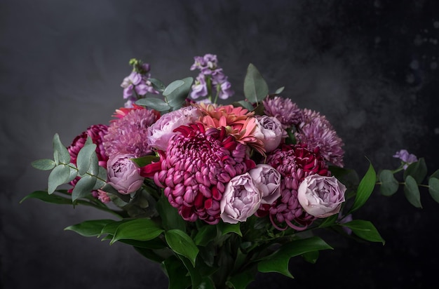 Mooi boeket van roze en paarse bloemen op zwarte achtergrond