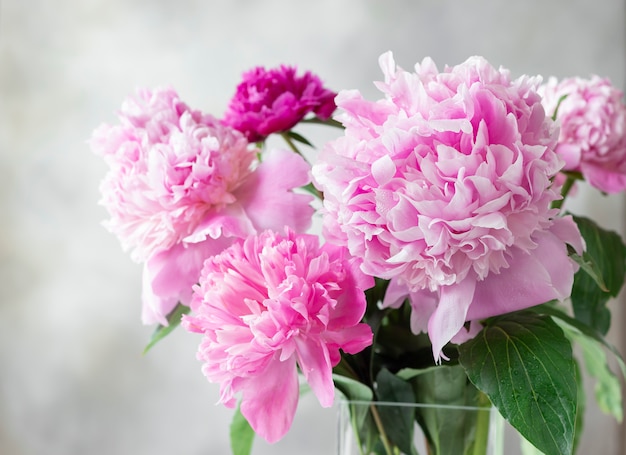 Mooi boeket van roze pioenrozen