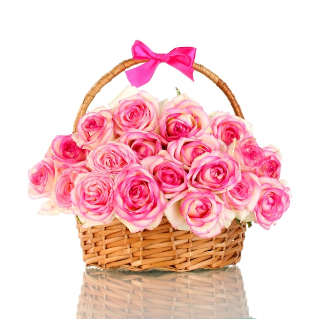 Mooi boeket van roze rozen in mand, geïsoleerd op wit