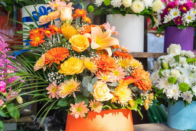 Mooi boeket van verschillende soorten bloemen