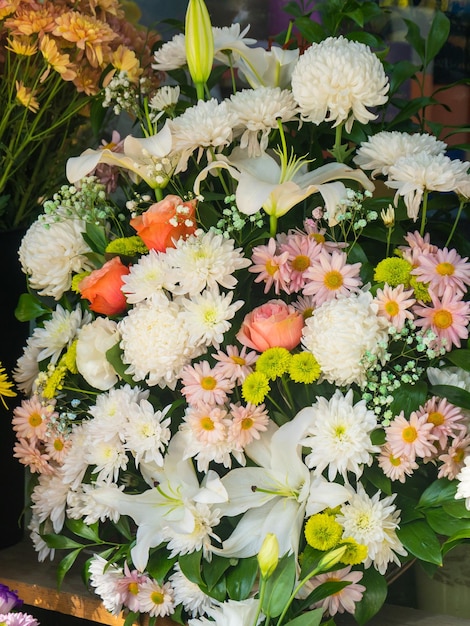 Mooi boeket van verschillende soorten bloemen