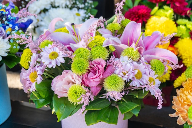 Mooi boeket van verschillende soorten bloemen