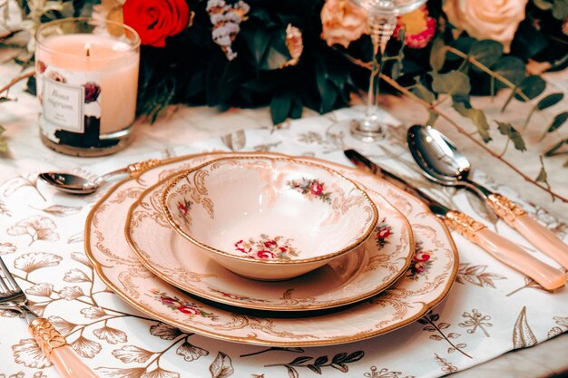 mooi bord en verse perfecte kleurrijke bloemen die op luxe tafel staan