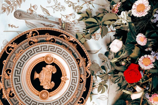 mooi bord en verse perfecte kleurrijke bloemen die op luxe tafel staan