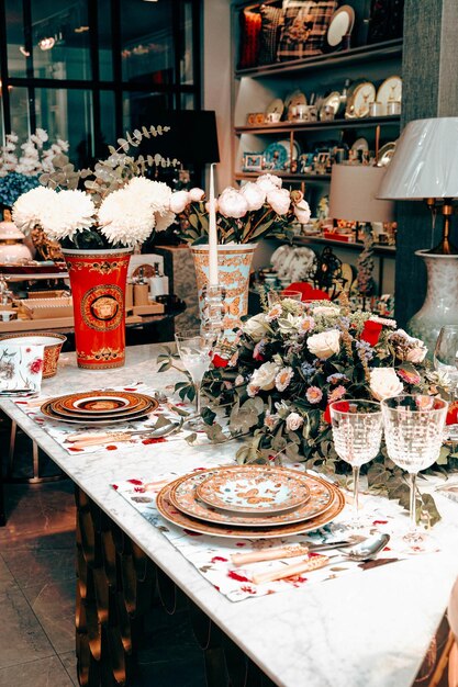 Mooi bord en verse perfecte kleurrijke bloemen die op luxe tafel staan