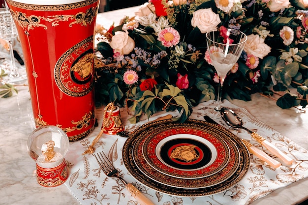 mooi bord en verse perfecte kleurrijke bloemen die op luxe tafel staan