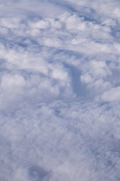 Mooi boven wolken vanuit een vliegtuig