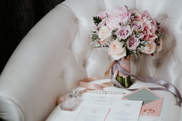 mooi bruidsboeket met rode, roze en witte bloemen, rozen en eucalyptus, pioenrozen, calla lelies