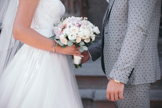 mooi bruidsboeket met rode, roze en witte bloemen, rozen en eucalyptus, pioenrozen, calla lelies