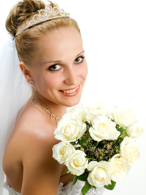 Foto mooi bruidsportret met bloemen in haar hand