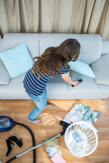 Foto mooi brunette die de woonkamer schoonmaken