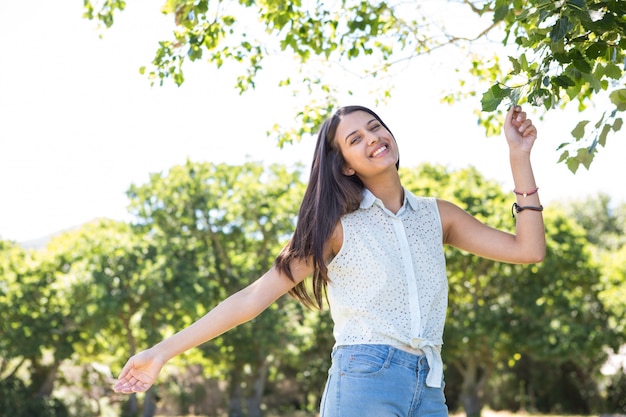 Mooi brunette die in park glimlachen