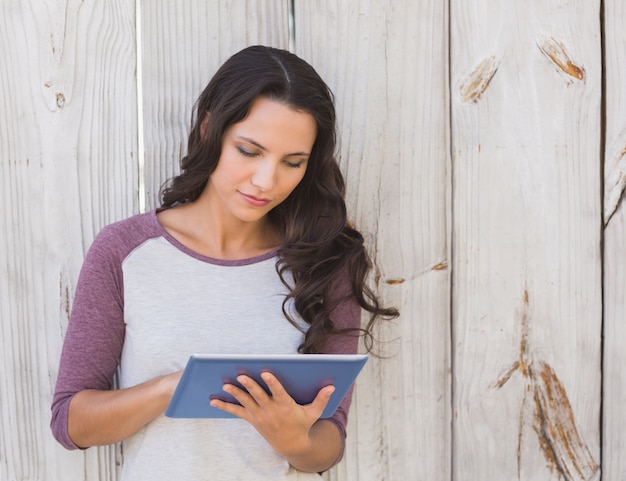 Mooi brunette gebruikend een tabletpc