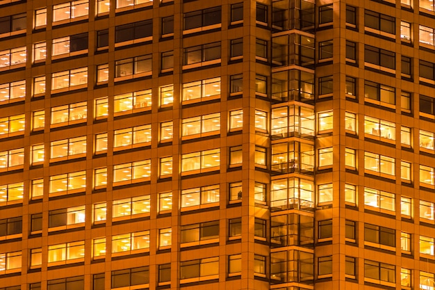 Mooi buitengebouw en architectuur met raam en licht