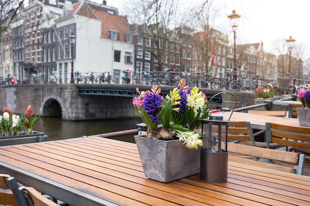 Foto mooi café in de straat van amsterdam. tafels en stoelen op straat