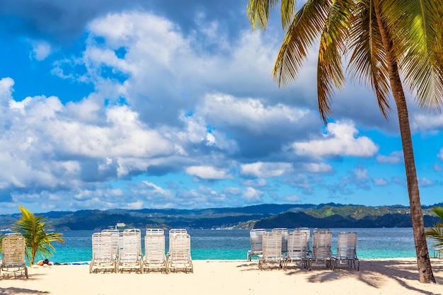 Mooi Cayo Levantado-eilandstrand met palmen. Samana, Dominicaanse Republiek. Vakantie reizen achtergrond.