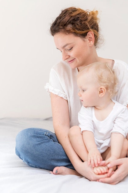 Foto mooi de babymeisje van de moederholding