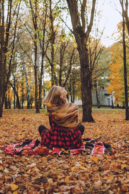 Mooi de herfstportret van jonge vrouw