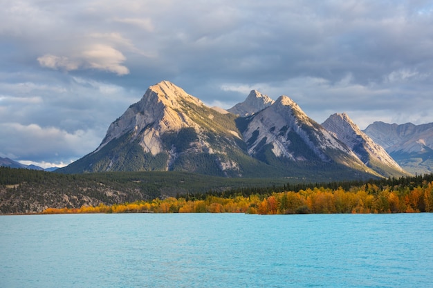 Mooi de herfstseizoen in Canadese bergen. Fall achtergrond.