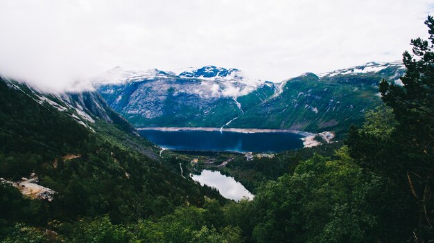 Mooi de zomer trillend uitzicht op beroemde Noorse toeristenplaats - trolltunga, de trollen tong met een meer en bergen, Noorwegen, Odda.