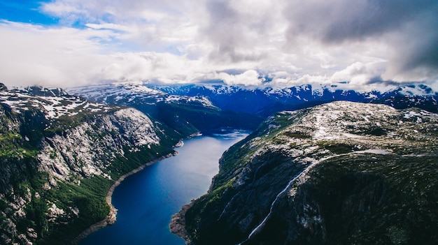 Mooi de zomer trillend uitzicht op beroemde Noorse toeristenplaats - trolltunga, de trollen tong met een meer en bergen, Noorwegen, Odda.