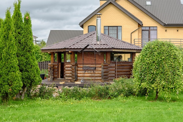 Mooi decoratief huis in de tuin, tuinhuisje in de zomer. Zomerkeuken of een plek voor spelletjes en barbecue.