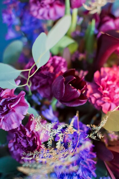 Mooi donker boeket blauw roze bloemen