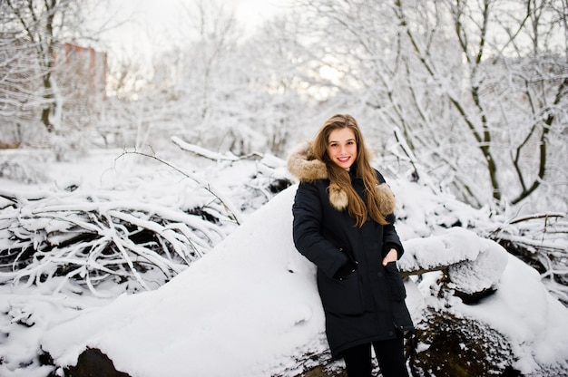 Mooi donkerbruin meisje in de winter warme kleding. Model op winterjas.