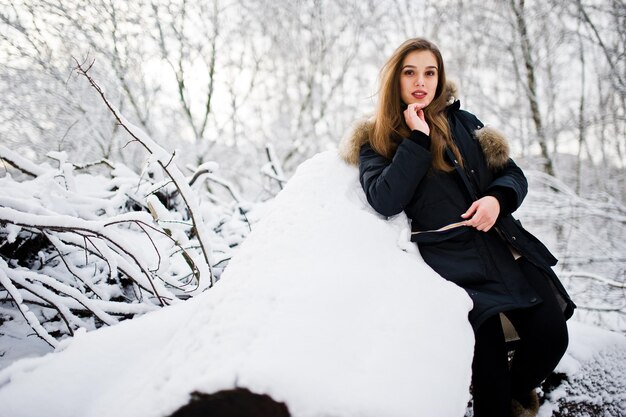 Mooi donkerbruin meisje in de winter warme kleding Model op winterjas