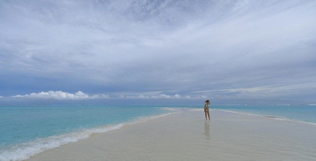 mooi donkerbruin meisje in een groene bikini op een tropisch eiland